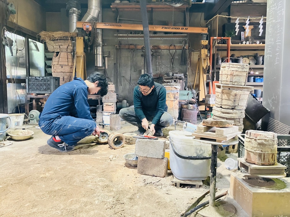 親方と弟子が二人で作業する様子